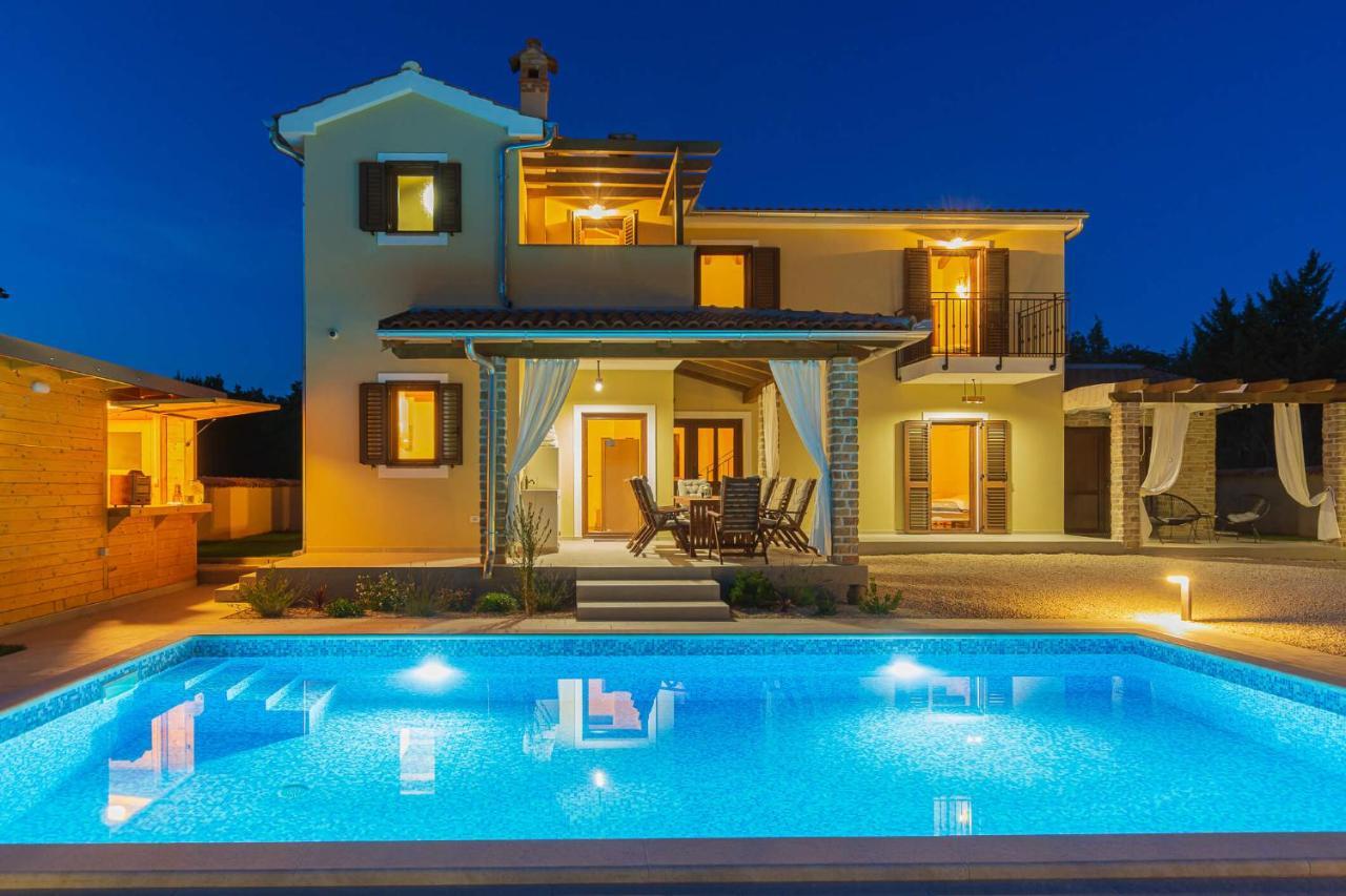 Villa David - Luxurious Secluded Villa With A Heated Pool Butkovići Eksteriør billede