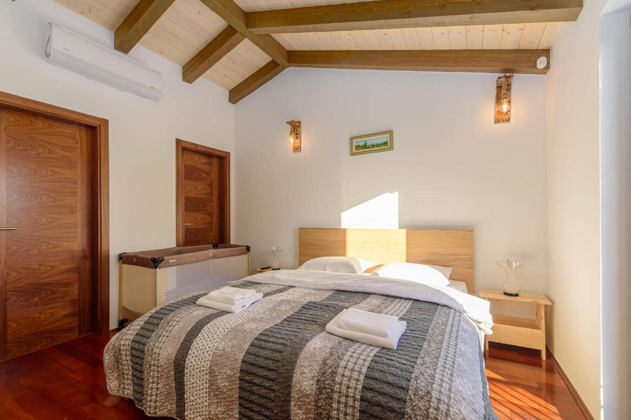 Villa David - Luxurious Secluded Villa With A Heated Pool Butkovići Eksteriør billede