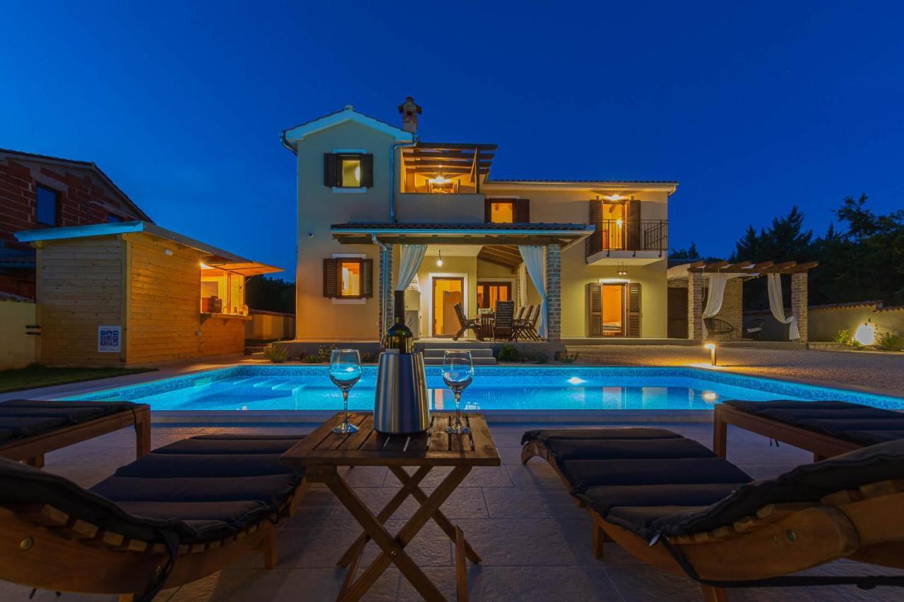 Villa David - Luxurious Secluded Villa With A Heated Pool Butkovići Eksteriør billede