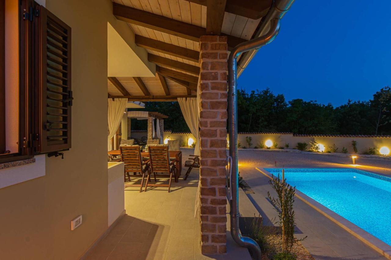 Villa David - Luxurious Secluded Villa With A Heated Pool Butkovići Eksteriør billede